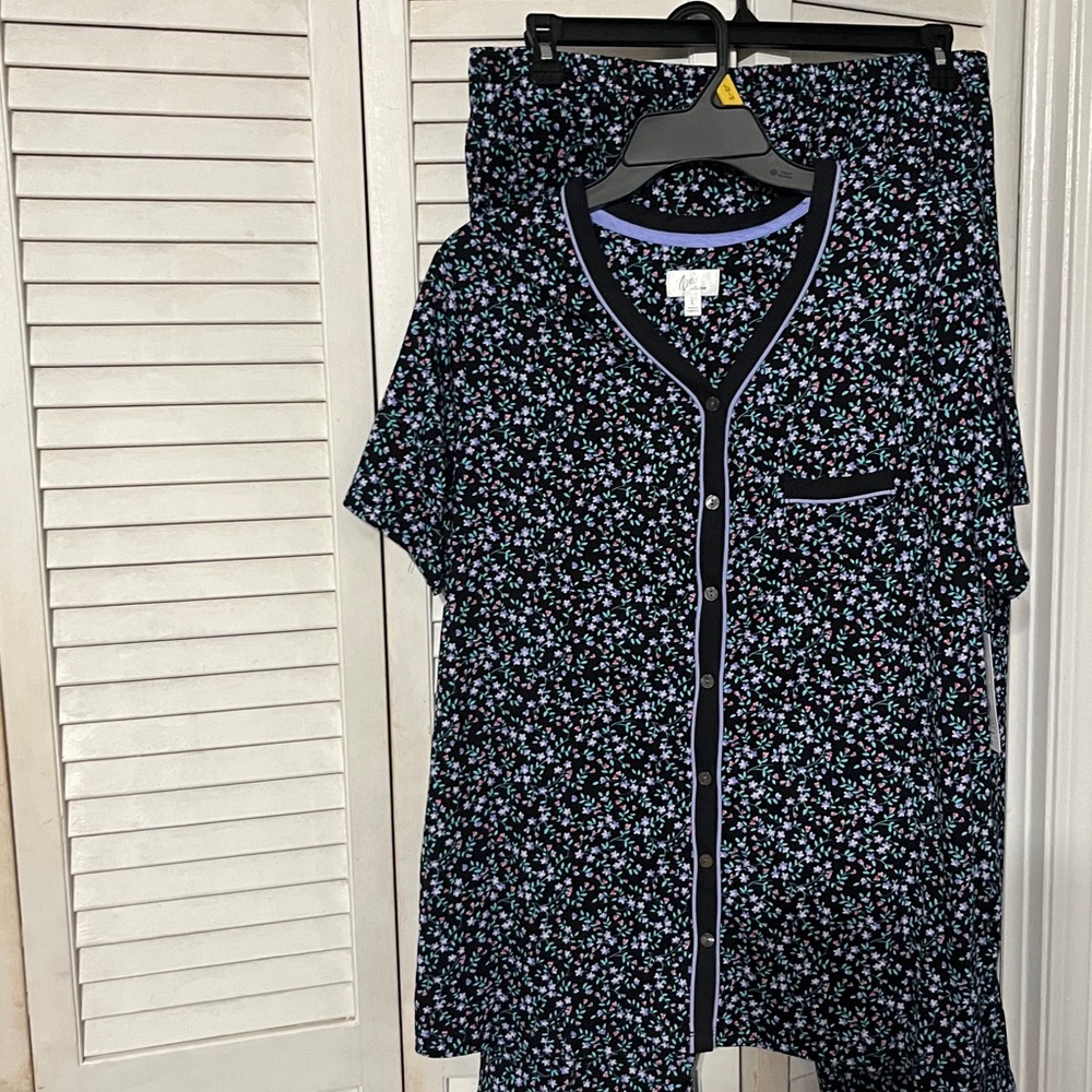 SELLING ARIA NIGHTGOWN SIZE LARGE FLORAL COLOR SHORT SLEEVE NWT